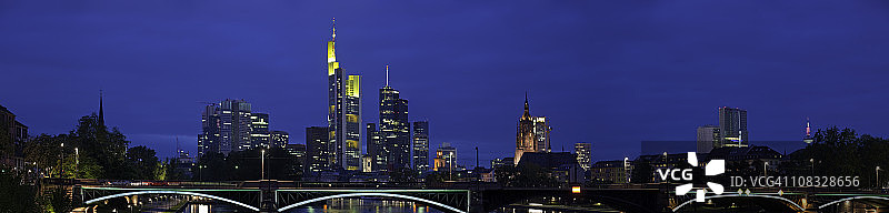 德国法兰克福市中心摩天大楼金融区全景夜景图片素材