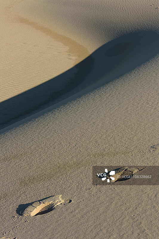 沙滩上的脚印图片素材