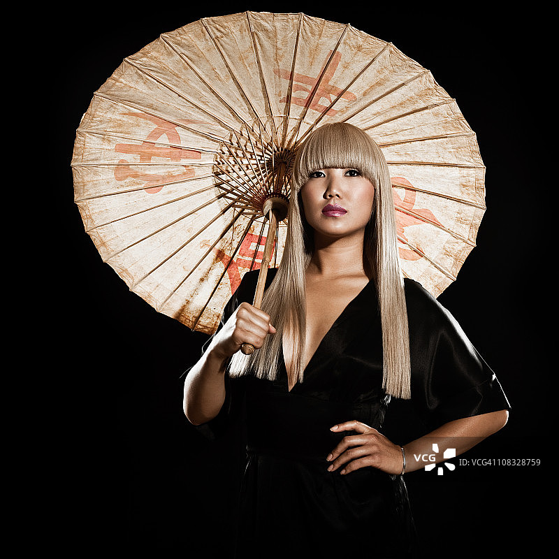美丽的亚洲女人撑着阳伞图片素材
