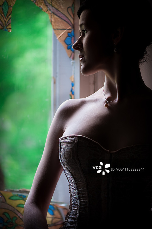 看向窗外的年轻女人图片素材