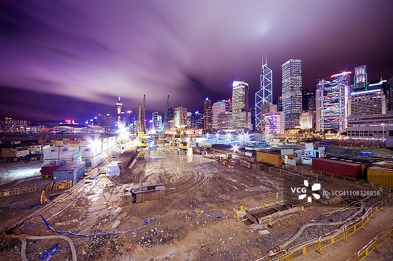 夜间建筑工地与城市天际线图片素材