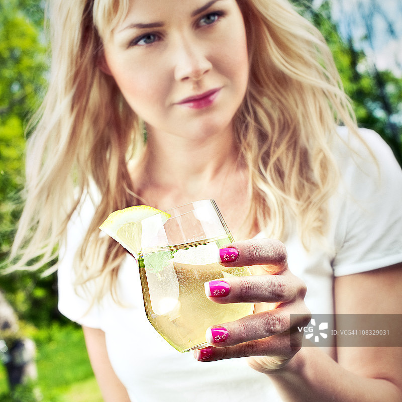 女人拿着一杯柠檬水图片素材