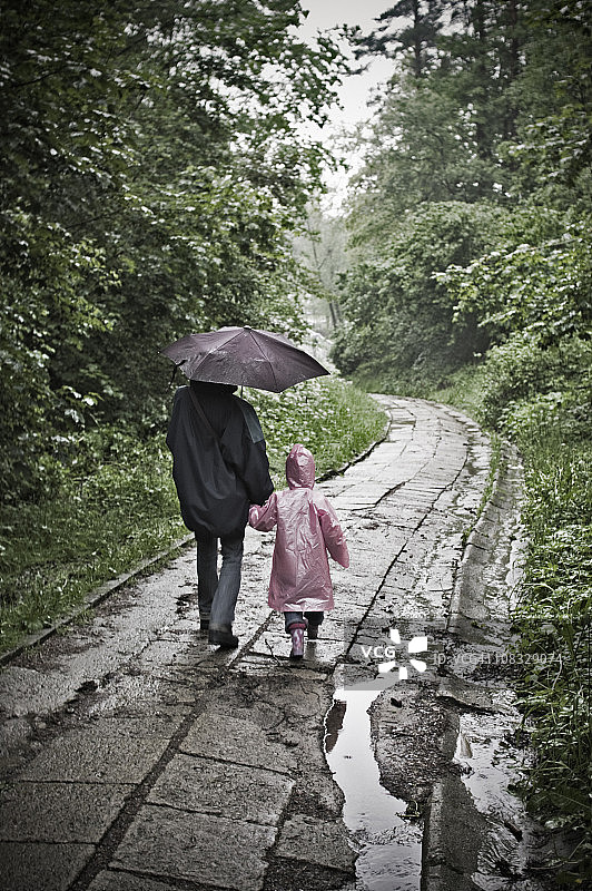 在雨中行走图片素材