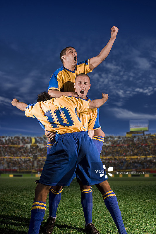 庆祝进球的少年足球运动员图片素材