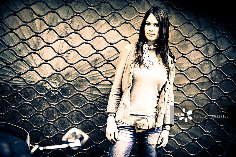 在街道上的年轻女人图片素材