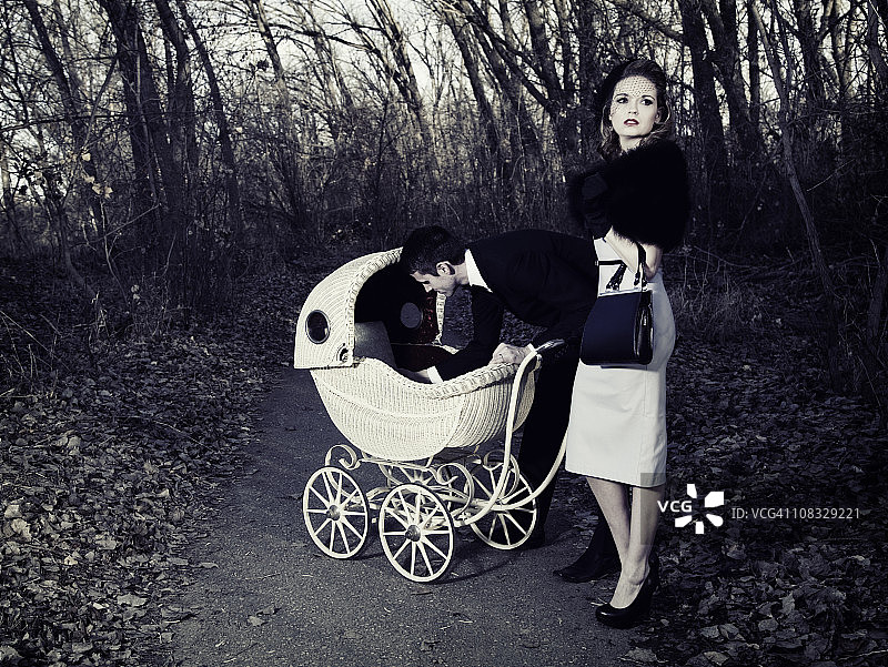 带婴儿车的复古情侣图片素材