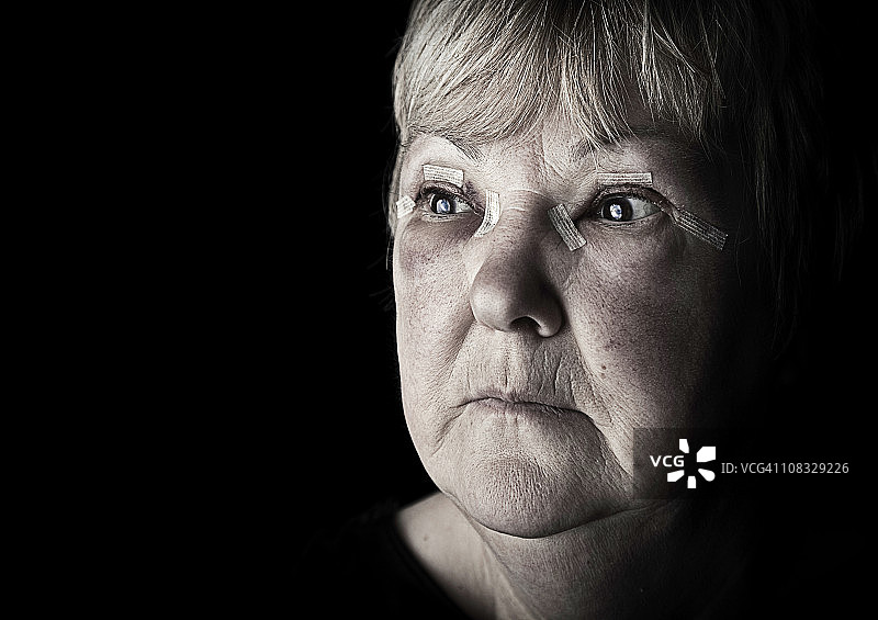 受伤的中年妇女图片素材