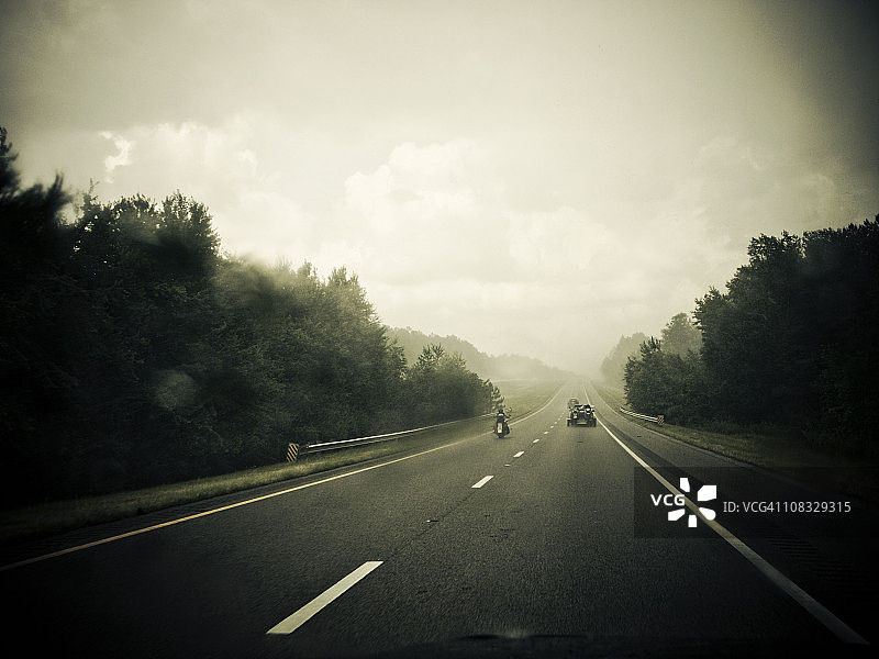 公路旅行中遭遇的风暴图片素材