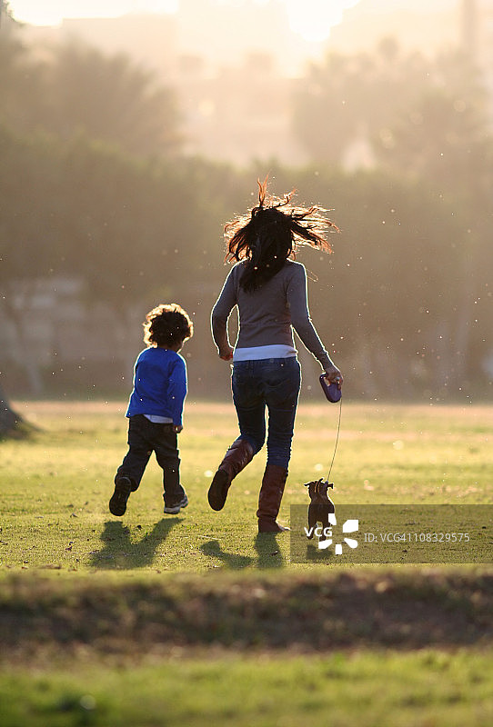母亲、儿子和小狗图片素材