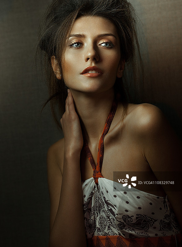 年轻漂亮女人影棚肖像图片素材