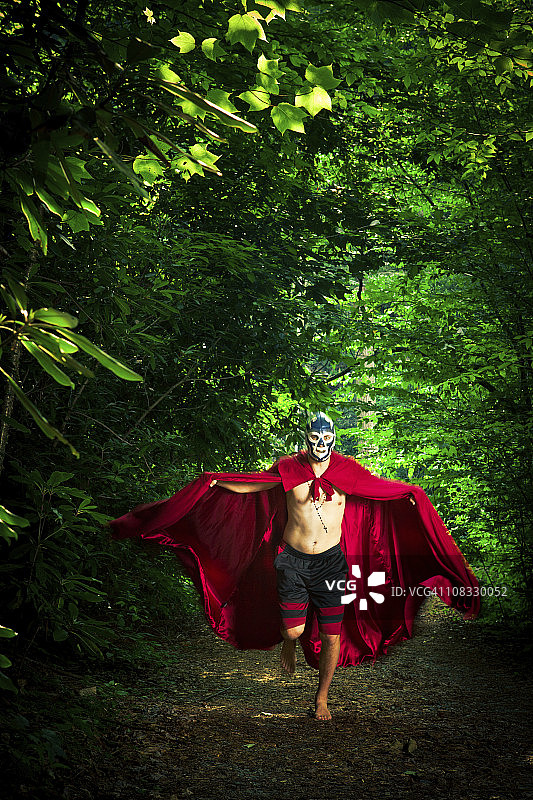 在树林里的自由摔跤手图片素材