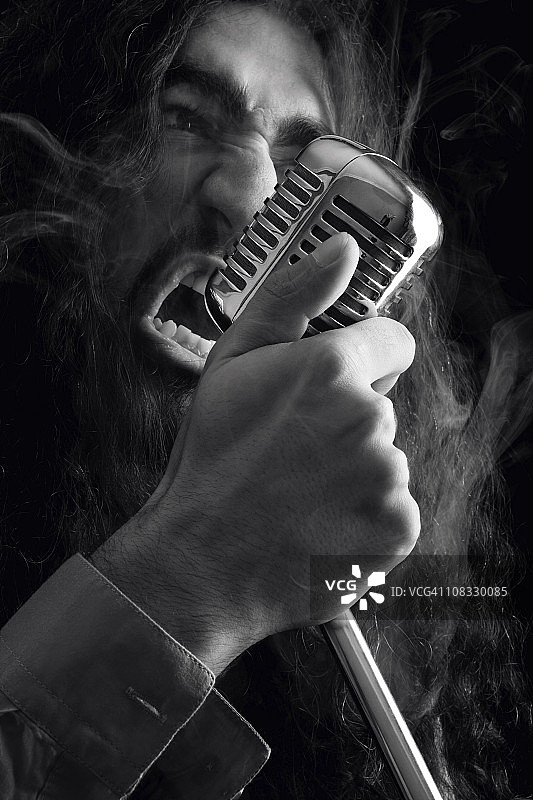 七十年代摇滚明星用老式麦克风唱歌图片素材