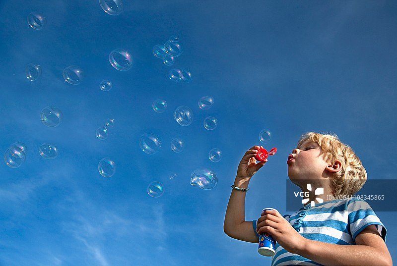 德国巴伐利亚：吹肥皂泡的男孩（4-5岁）图片素材