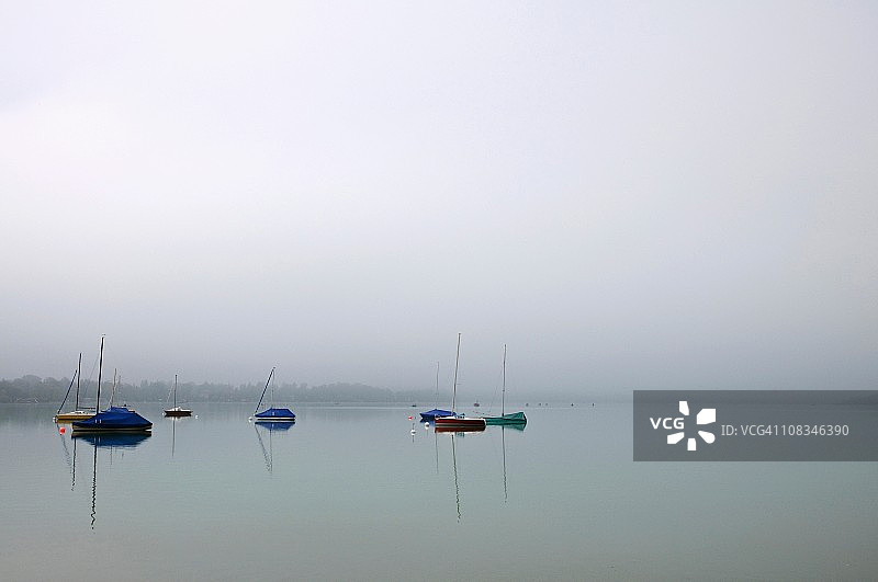 德国巴伐利亚沃尔特湖：雾蒙蒙的早晨湖中船只图片素材