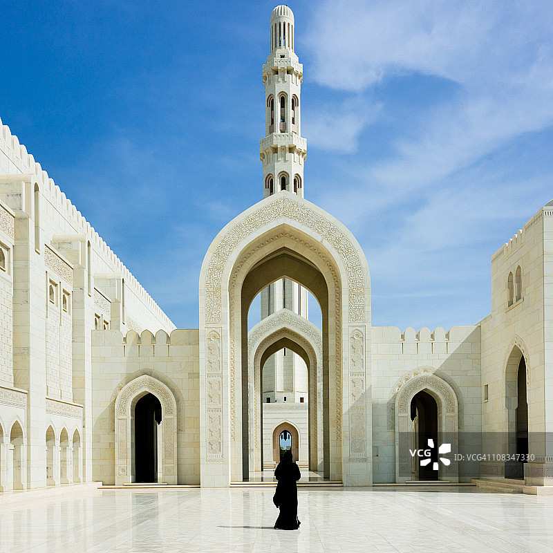 在阿曼马斯喀特苏丹卡布斯大清真寺内散步的女人图片素材