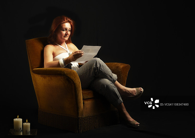 正在读信的中年妇女彩色图像图片素材