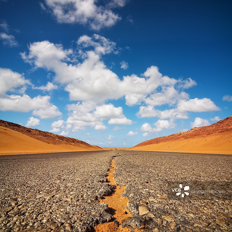 沙漠公路图片素材