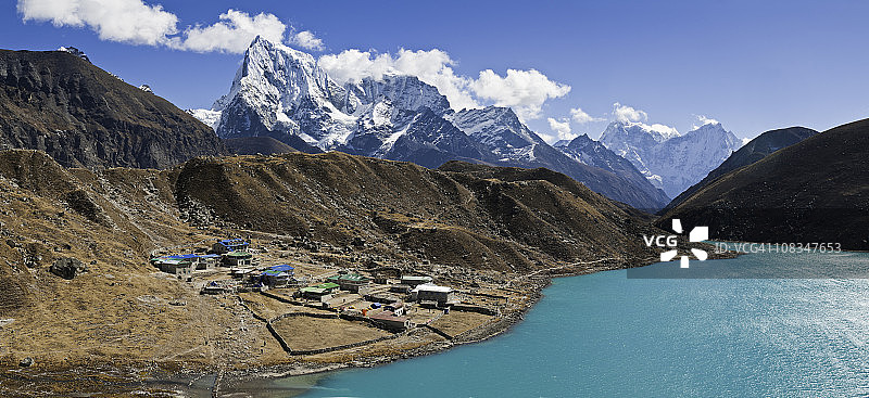 尼泊尔喜马拉雅夏尔巴村庄生机勃勃的冰川湖戈基奥山全景图片素材