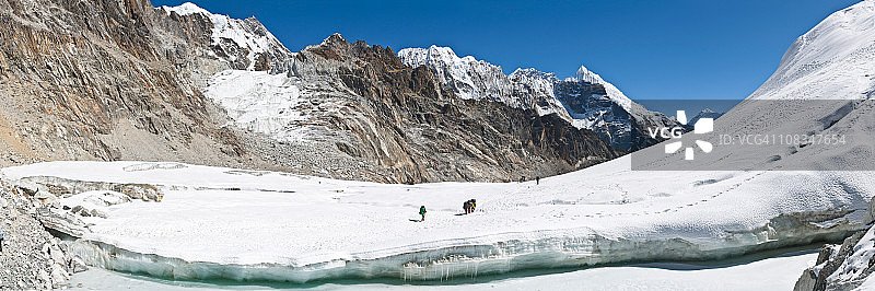 夏尔巴人搬运登山装备，喜马拉雅山脉，尼泊尔图片素材