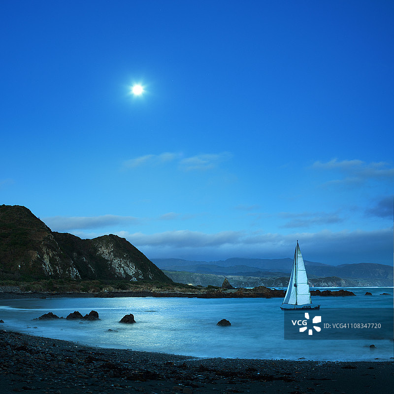 夜间海湾的帆船图片素材