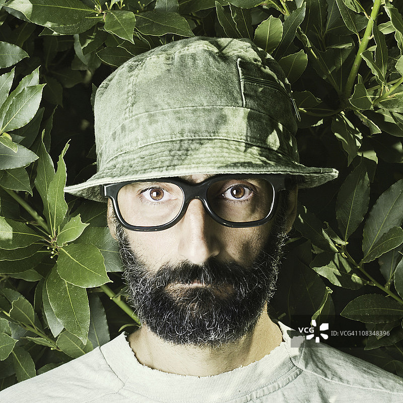 丛林中戴着绿帽子的书呆子_方形图片素材