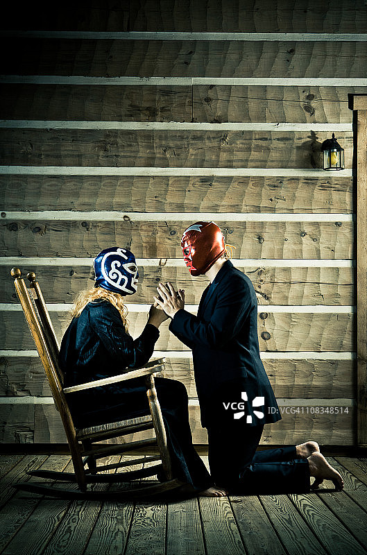 优雅的墨西哥摔跤手求婚图片素材