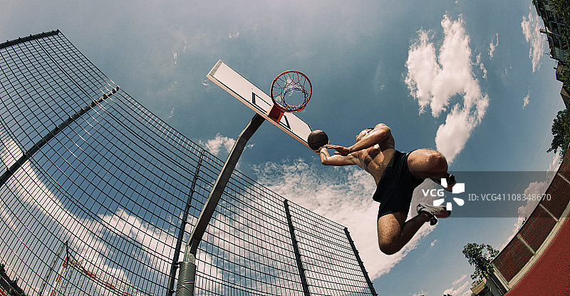 准备扣篮的年轻男人图片素材