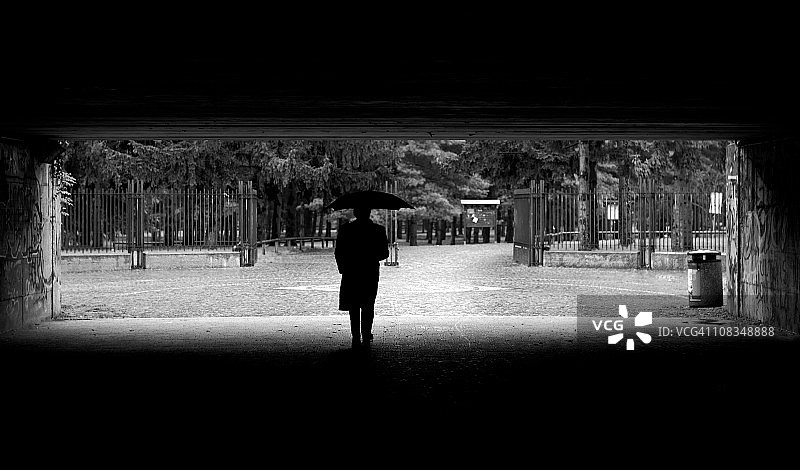 公园里的雨天（黑白照片）图片素材