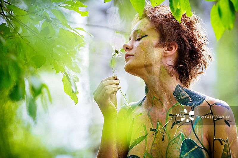 年轻美丽俏皮仙女与鲜花图片素材
