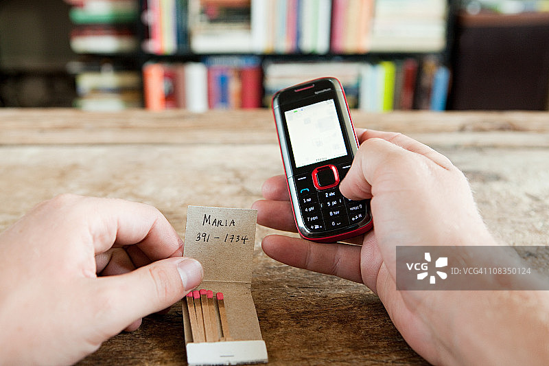 拨打火柴盒上电话的人物图片素材