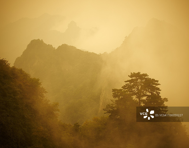 雾气缭绕的武当山图片素材