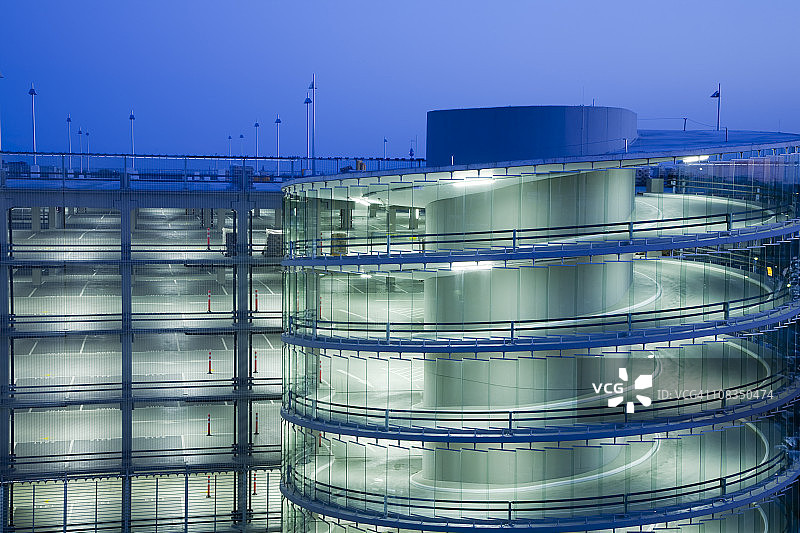 黄昏时分灯火通明的停车场图片素材