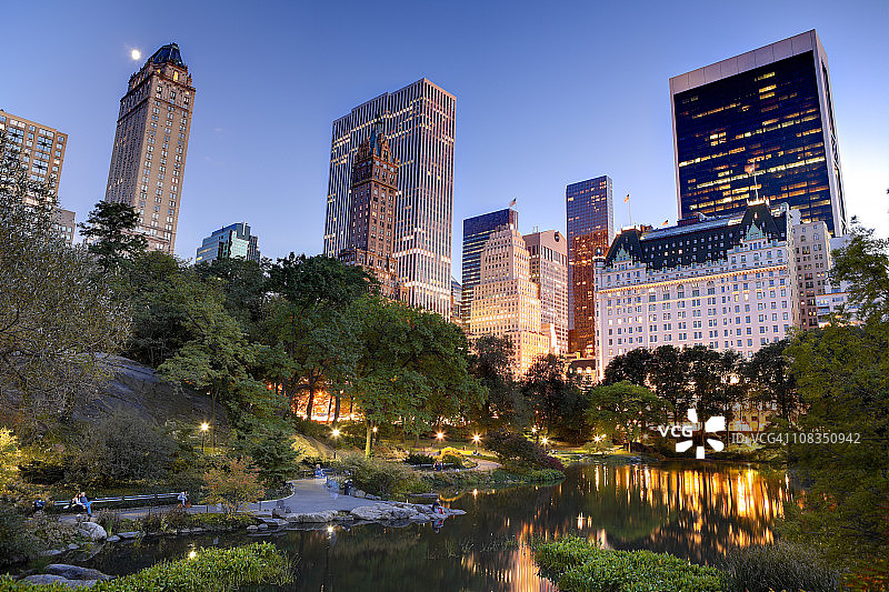 从纽约中央公园看中城天际线图片素材