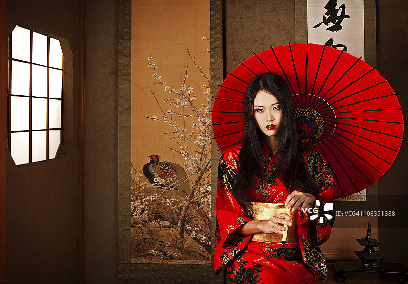 撑着红伞的美丽日本艺伎图片素材