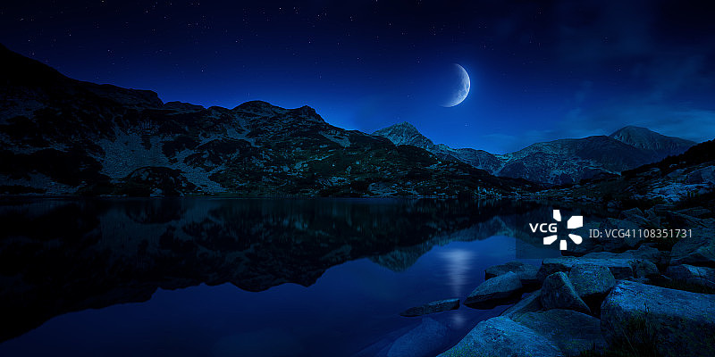 夜间拍摄的山脉和湖泊图片素材