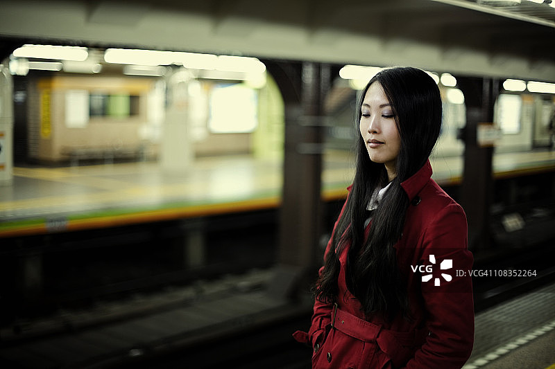在地铁站的可爱亚洲女性图片素材