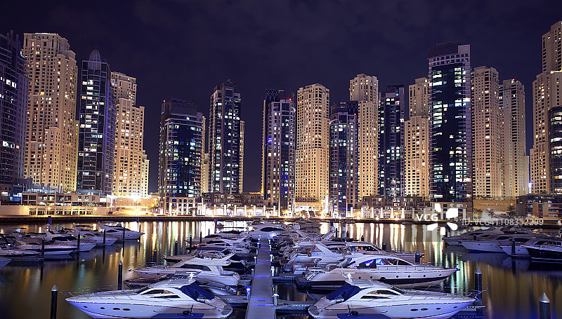 迪拜码头和城市夜景图片素材