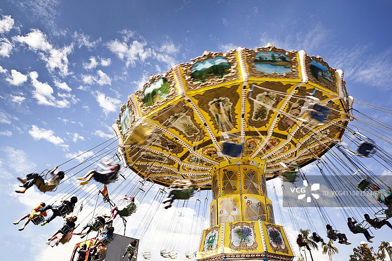 阴天里运转的旋转秋千图片素材