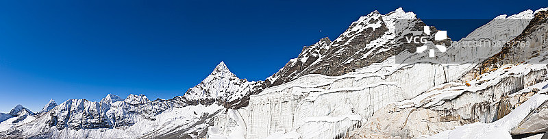 喜马拉雅山脉冰川裂缝的壮丽冰瀑全景图片素材