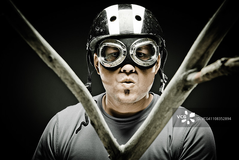戴头盔和护目镜的男人图片素材