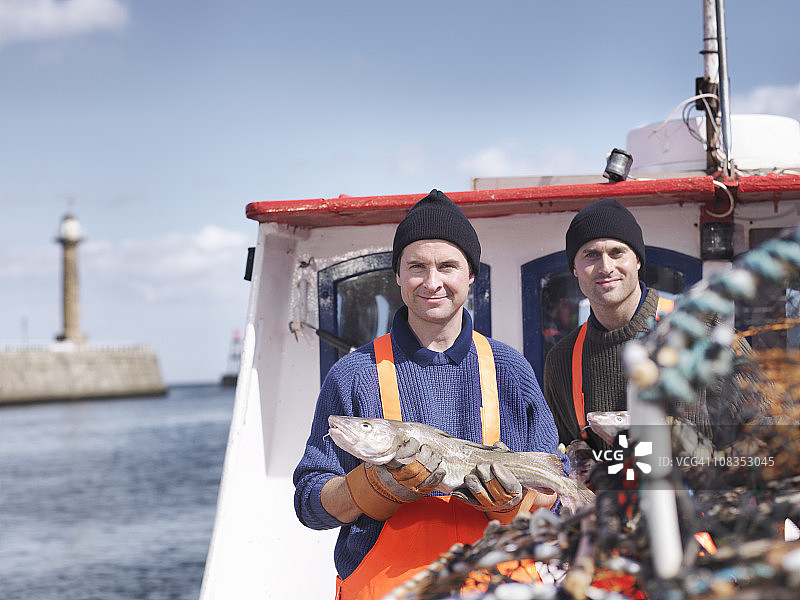 渔船上的渔民和鱼图片素材