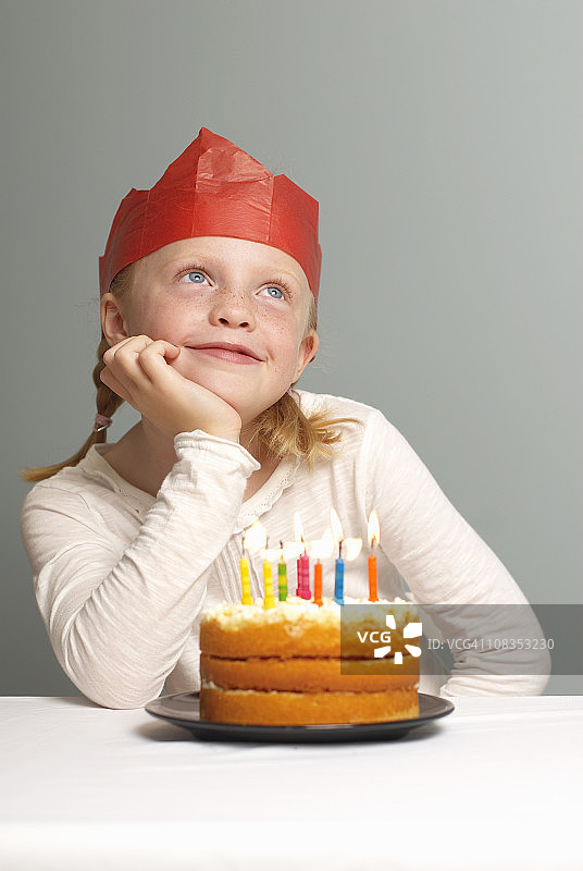 吃蛋糕，做白日梦的年轻女孩图片素材