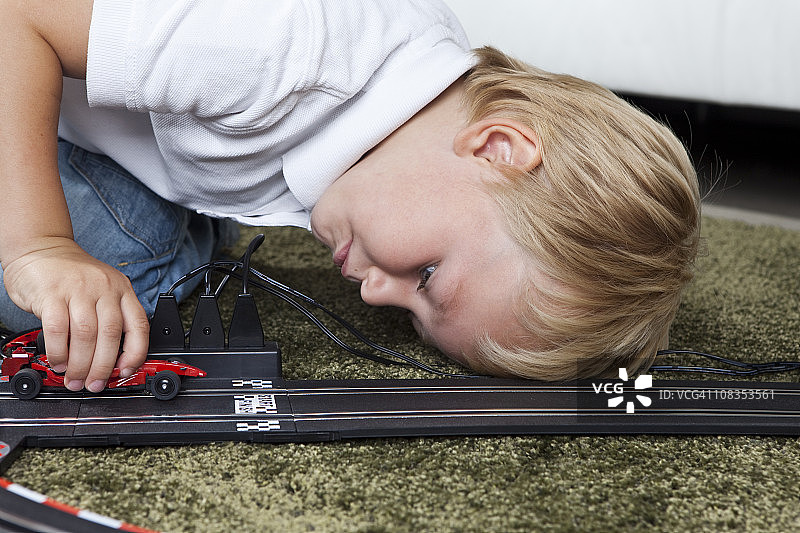 男孩玩赛道图片素材