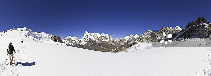 登山者攀登高海拔雪山冰川，冬季喜马拉雅山脉，尼泊尔图片素材