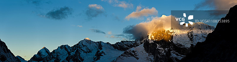 喜马拉雅山脉尼泊尔冰川雪峰金色山景全景图片素材