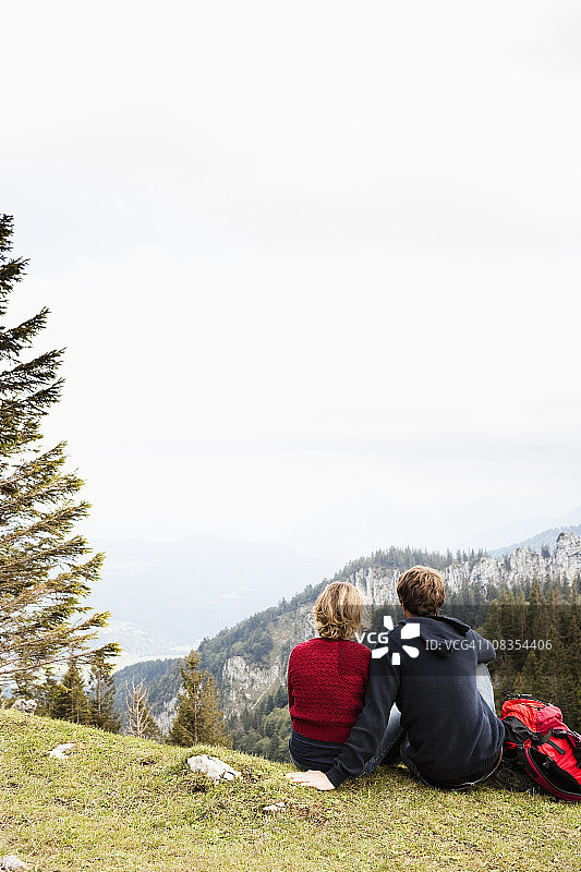 情侣在山上休息图片素材