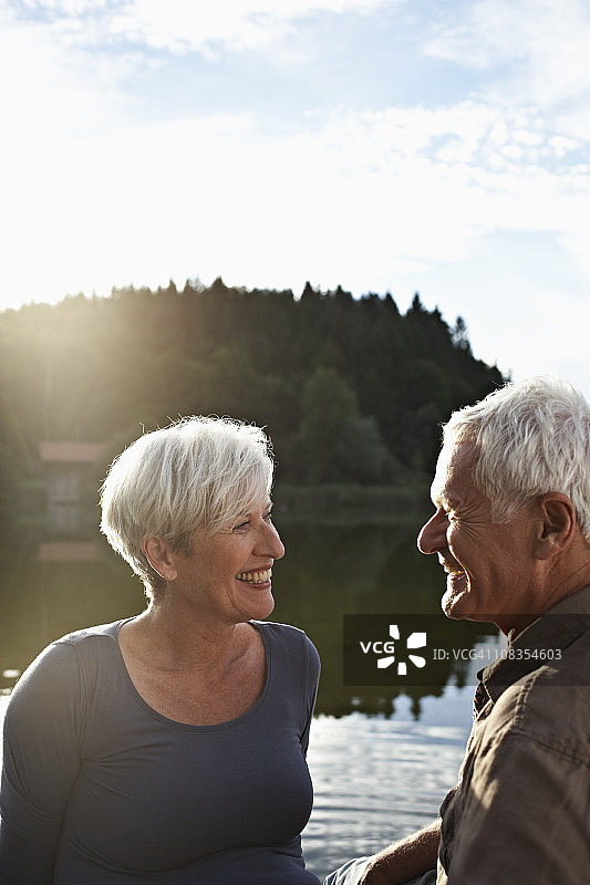 老年夫妇坐在码头图片素材