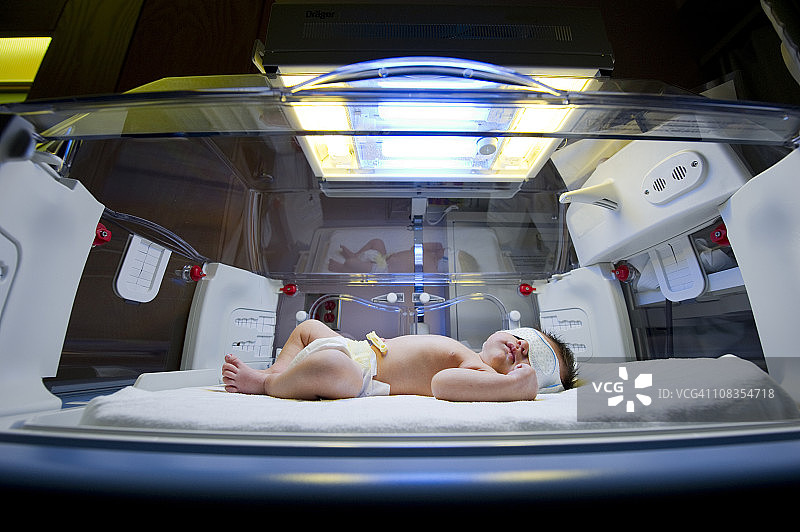 医院育婴箱中的早产儿图片素材