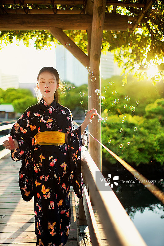 吹泡泡的日本女孩图片素材