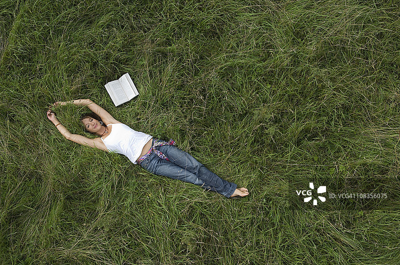 女人在田野里放松图片素材